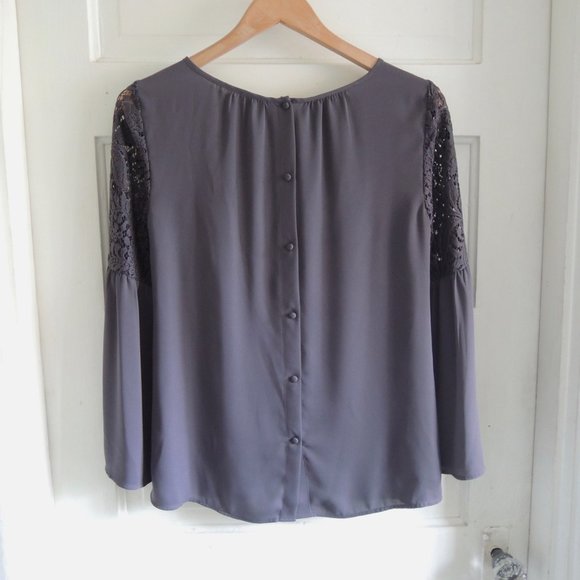 Chelsea28 Gray Crochet Lace Bell Sleeve Button Back Top XS *Runs L - Picture 8 of 10